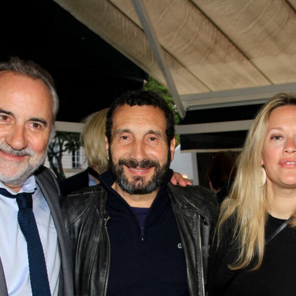 Zinedine Soualem et sa compagne Caroline Faindt avec Antoine Duléry et Jean-François Dérec lors de la soirée des 140 ans de légende des Deux Magots et vernissage de l'exposition "140 ans d'esprits créatifs à Saint-Germain-des-Prés" à Paris le 29 avril 2024. © Philippe Baldini / Bestimage