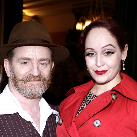 Le chanteur Mathias Malzieu et sa compagne Daria Nelson s'y sont rendus 
 
Mathias Malzieu et sa compagne Daria Nelson lors de la soirée des 140 ans de légende des Deux Magots et vernissage de l'exposition "140 ans d'esprits créatifs à Saint-Germain-des-Prés" à Paris le 29 avril 2024. © Cédric Perrin / Bestimage