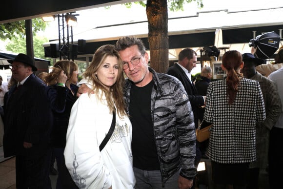 Benjamin Castaldi et sa femme Aurore Aleman lors de la soirée des 140 ans de légende des Deux Magots et vernissage de l'exposition "140 ans d'esprits créatifs à Saint-Germain-des-Prés" à Paris le 29 avril 2024. © Cédric Perrin / Bestimage