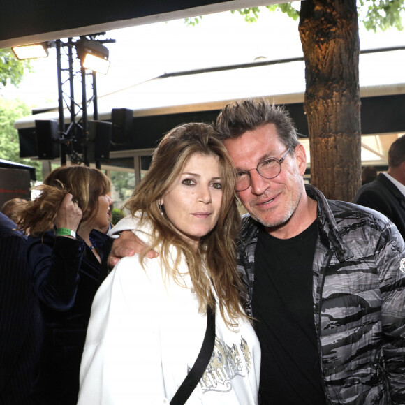 Benjamin Castaldi et sa femme Aurore Aleman lors de la soirée des 140 ans de légende des Deux Magots et vernissage de l'exposition "140 ans d'esprits créatifs à Saint-Germain-des-Prés" à Paris le 29 avril 2024. © Cédric Perrin / Bestimage
