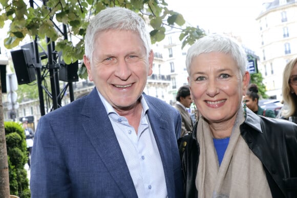 Alain Ducardonnet et sa compagne lors de la soirée des 140 ans de légende des Deux Magots et vernissage de l'exposition "140 ans d'esprits créatifs à Saint-Germain-des-Prés" à Paris le 29 avril 2024. © Cédric Perrin / Bestimage