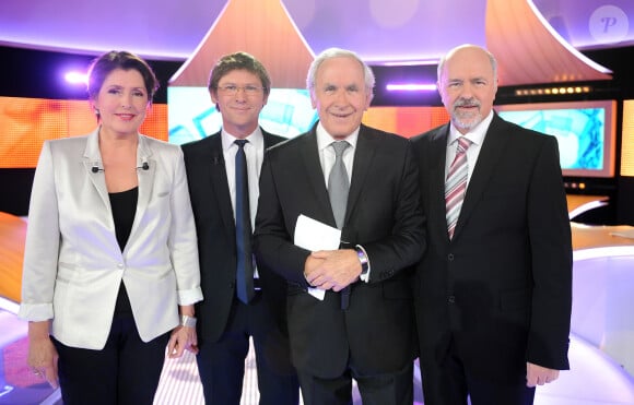 Contrairement à d'autres, les stars du programme ont été averties en amont et n'ont pas appris la nouvelle par la presse
Arielle Boulin-Prat, Laurent Romejko, Patrice Laffont et Bertrant Renard à l'enregistrement de l'émission anniversaire des 40 ans de "Des Chiffres et des lettres" © Guillaume Gaffiot