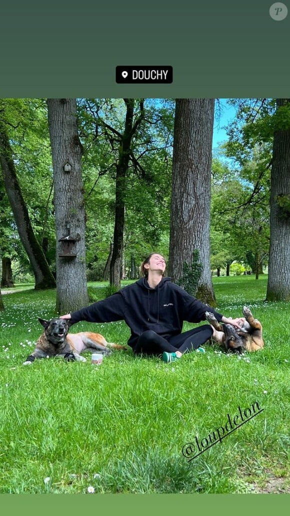 Où on la voit profiter avec lui de la belle nature de Douchy et de leurs chiens.
Anthony Delon et sa fille Loup, Instagram.