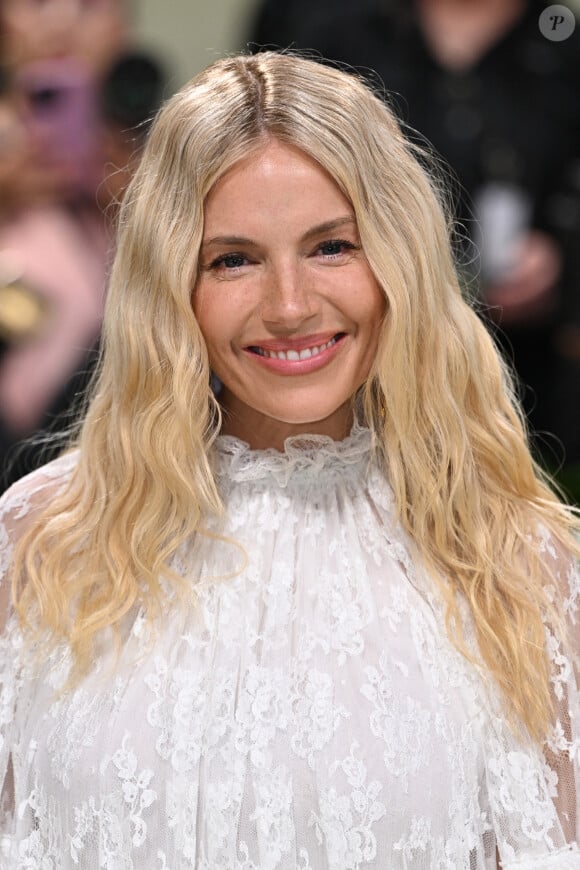 Sienna Miller lors de l'édition 2024 du Met Gala à New York le 6 mai 2024.