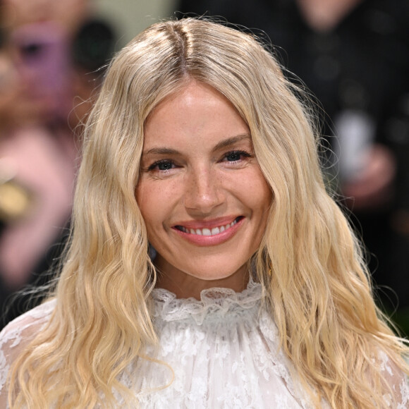 Sienna Miller lors de l'édition 2024 du Met Gala à New York le 6 mai 2024.