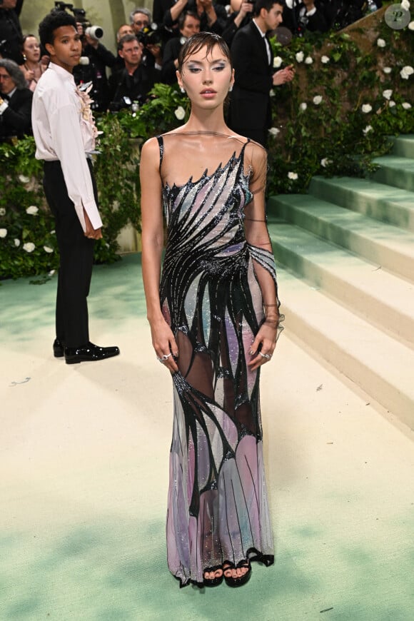 Iris Law lors de l'édition 2024 du Met Gala à New York le 6 mai 2024.