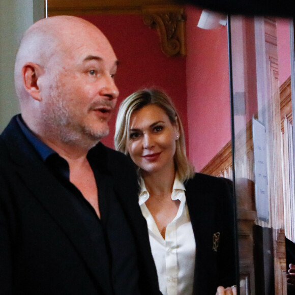 Sébastien Cauet et sa compagne Nathalie Dartois - Suspendu de l'antenne après une enquête pour viol, Sébastien Cauet réclame en justice son retour sur NRJ au tribunal de commerce de Paris, France, le 18 mars 2028. L'animateur de radio a assigné la station en justice pour exiger son retour sur les ondes. L'animateur, suspendu depuis novembre dernier de l'antenne de NRJ, fait désormais l'objet d'au moins 5 plaintes pour viol ou agression sexuelle. © Christiophe Clovis/Bestimage