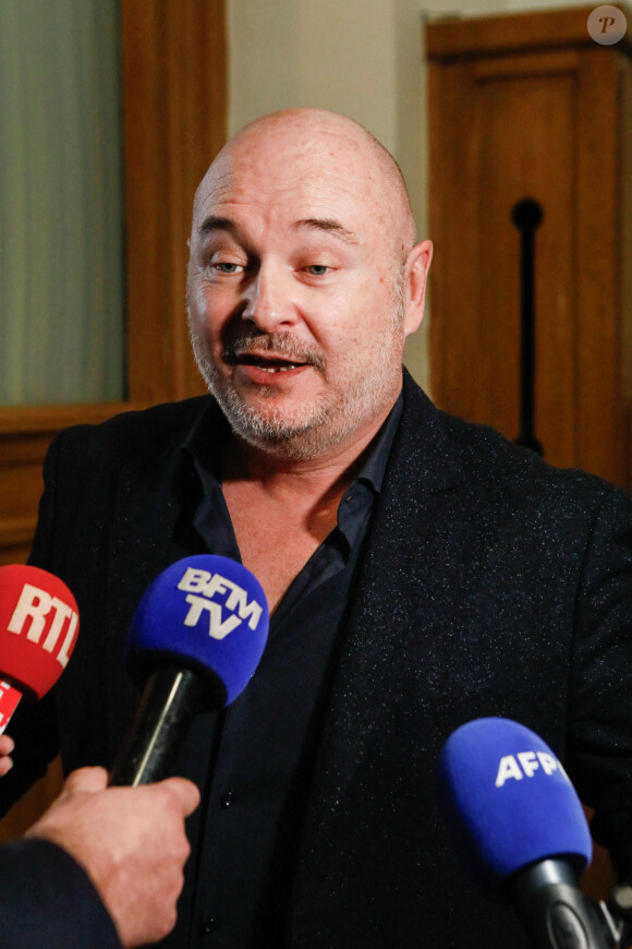 Suspendu de l'antenne après une enquête pour viol, Sébastien Cauet réclame en justice son retour sur NRJ au tribunal de commerce de Paris, France, le 18 mars 2028. L'animateur de radio a assigné la station en justice pour exiger son retour sur les ondes. L'animateur, suspendu depuis novembre dernier de l'antenne de NRJ, fait désormais l'objet d'au moins 5 plaintes pour viol ou agression sexuelle. © Christiophe Clovis/Bestimage