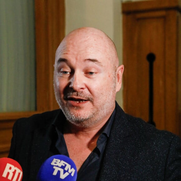 Suspendu de l'antenne après une enquête pour viol, Sébastien Cauet réclame en justice son retour sur NRJ au tribunal de commerce de Paris, France, le 18 mars 2028. L'animateur de radio a assigné la station en justice pour exiger son retour sur les ondes. L'animateur, suspendu depuis novembre dernier de l'antenne de NRJ, fait désormais l'objet d'au moins 5 plaintes pour viol ou agression sexuelle. © Christiophe Clovis/Bestimage