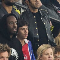 PHOTOS Jamel Debbouze et son fils, fans dépités du PSG : Léon (15 ans)  apparaît avec une tenue très spéciale pour l'occasion