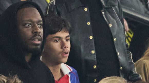 PHOTOS Jamel Debbouze et son fils, fans dépités du PSG : Léon (15 ans)  apparaît avec une tenue très spéciale pour l'occasion