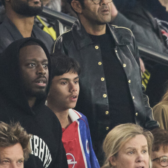 Pour l'occasion, Léon Debbouze portait un maillot spécial
 
Dadju, Jamel Debbouze et son fils Léon, Hélène Darroze - Célébrités dans les tribunes de la demi-finale retour de Ligue des champions entre le PSG face au Borussia Dortmund (0-1) au Parc des Princes à Paris le 7 mai 2024. © Cyril Moreau/Bestimage