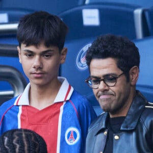 Jamel Debbouze et Léon, fans dépités du PSG

Jamel Debbouze et son fils Léon - Célébrités dans les tribunes de la demi-finale retour de Ligue des champions entre le PSG face au Borussia Dortmund (0-1) au Parc des Princes à Paris. © Cyril Moreau/Bestimage