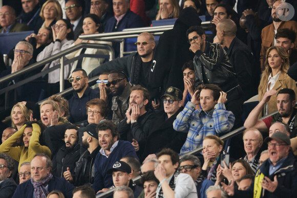 Alice Taglioni et son compagnon Laurent Delahousse, Hélène Darroze, Tina Kunakey, Patrick Bruel, BigFlo et Oli, Benoît Magimel, Jamel Debbouze et son fils Léon, Dadju, Mathieu Vergne - Célébrités dans les tribunes de la demi-finale retour de Ligue des champions entre le PSG face au Borussia Dortmund (0-1) au Parc des Princes à Paris le 7 mai 2024. © Cyril Moreau/Bestimage