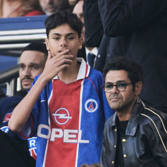 Jamel Debbouze et son fils Léon, Mathieu Vergne - Célébrités dans les tribunes de la demi-finale retour de Ligue des champions entre le PSG face au Borussia Dortmund (0-1) au Parc des Princes à Paris le 7 mai 2024. © Cyril Moreau/Bestimage 