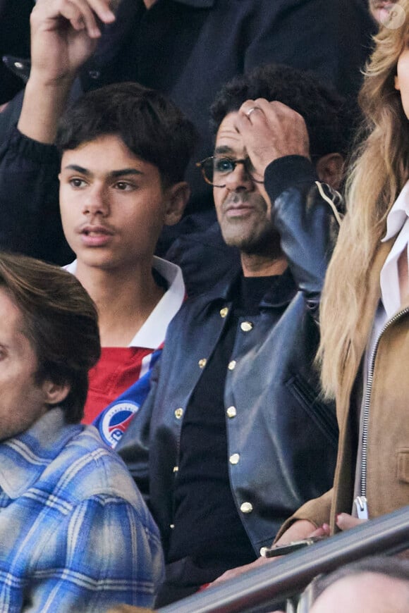 Jamel Debbouze et Léon ont assisté au match entre le PSG et Dortmund
 
Jamel Debbouze et son fils Léon - Célébrités dans les tribunes de la demi-finale retour de Ligue des champions entre le PSG face au Borussia Dortmund (0-1) au Parc des Princes à Paris le 7 mai 2024. © Cyril Moreau/Bestimage