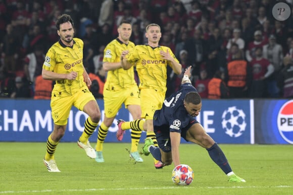 Kylian Mbappe (PSG) vs Mats Hummels (Borussia Dortmund) - Demi-finale retour de Ligue des champions entre le PSG face au Borussia Dortmund (0-1) au Parc des Princes à Paris le 7 mai 2024.