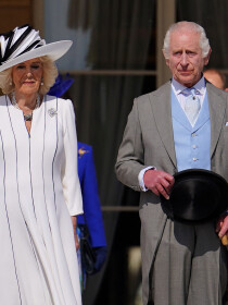 PHOTOS Charles III tout guilleret pour la première garden party à Buckingham, Camilla agacée... et elle ne le cache pas !