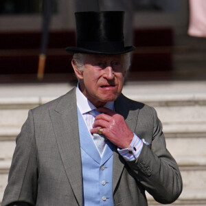 Chapeau haut de forme et veste queue de pie étaient de rigueur
Le roi Charles III d'Angleterre et Camilla Parker Bowles, reine consort d'Angleterre, reçoivent des invités lors d'une Garden Party à Buckingham Palace à Londres, le 8 mai 2024. 