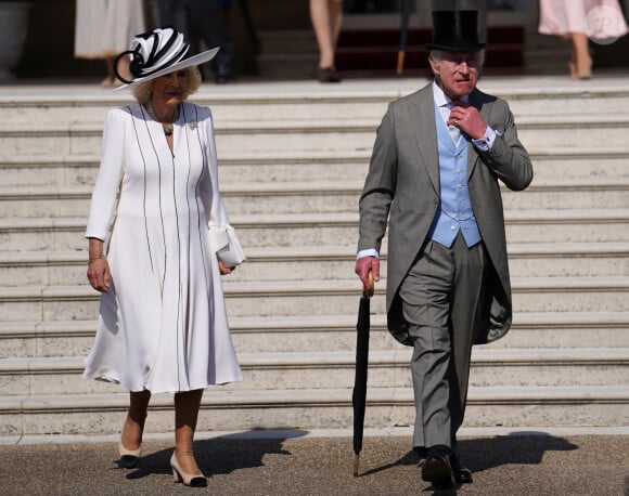 Chapeau haut de forme et veste queue de pie étaient de rigueur
Le roi Charles III d'Angleterre et Camilla Parker Bowles, reine consort d'Angleterre, reçoivent des invités lors d'une Garden Party à Buckingham Palace à Londres, le 8 mai 2024. 