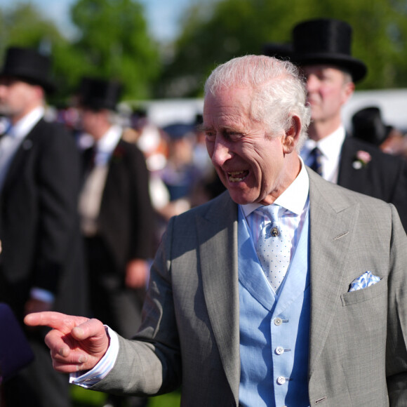 Un évènement qui a mis Charles III en joie
Le roi Charles III d'Angleterre et Camilla Parker Bowles, reine consort d'Angleterre, reçoivent des invités lors d'une Garden Party à Buckingham Palace à Londres, le 8 mai 2024. 