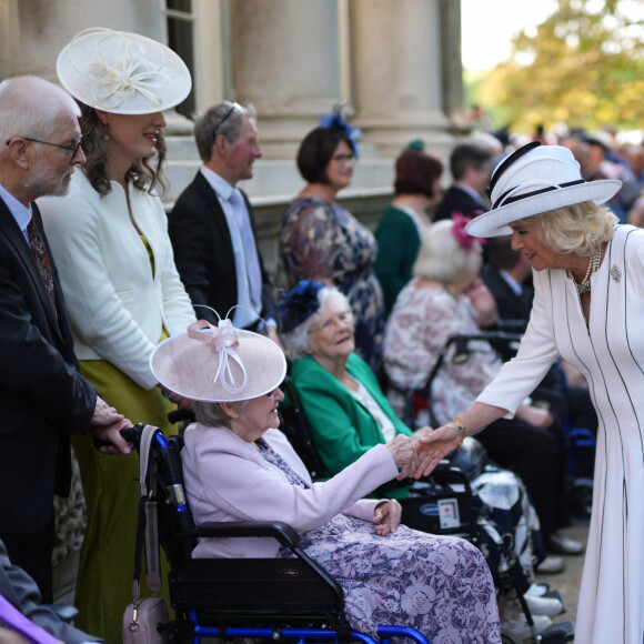 Le roi Charles III d'Angleterre et Camilla Parker Bowles, reine consort d'Angleterre, reçoivent des invités lors d'une Garden Party à Buckingham Palace à Londres, le 8 mai 2024. 