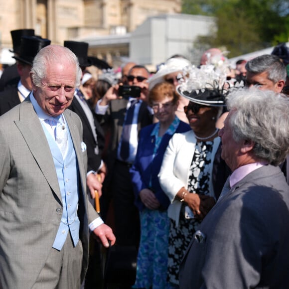 Le roi Charles III d'Angleterre et Camilla Parker Bowles, reine consort d'Angleterre, reçoivent des invités lors d'une Garden Party à Buckingham Palace à Londres, le 8 mai 2024. 