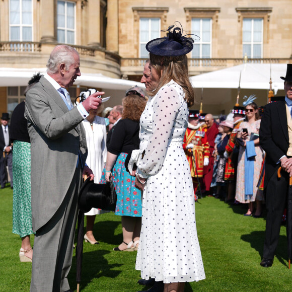 Le roi Charles III d'Angleterre et Camilla Parker Bowles, reine consort d'Angleterre, reçoivent des invités lors d'une Garden Party à Buckingham Palace à Londres, le 8 mai 2024. 
