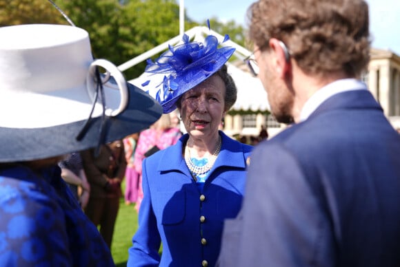 Le roi Charles III d'Angleterre et Camilla Parker Bowles, reine consort d'Angleterre, reçoivent des invités lors d'une Garden Party à Buckingham Palace à Londres, le 8 mai 2024. 