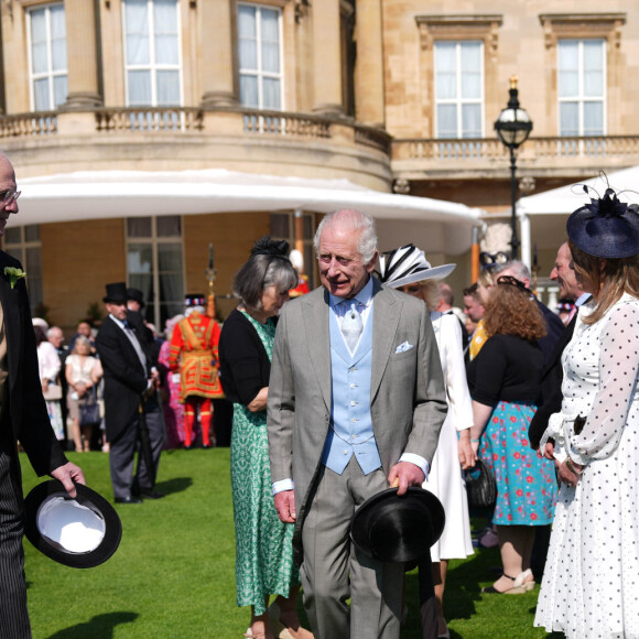 Le roi Charles III d'Angleterre et Camilla Parker Bowles, reine consort d'Angleterre, reçoivent des invités lors d'une Garden Party à Buckingham Palace à Londres, le 8 mai 2024. 