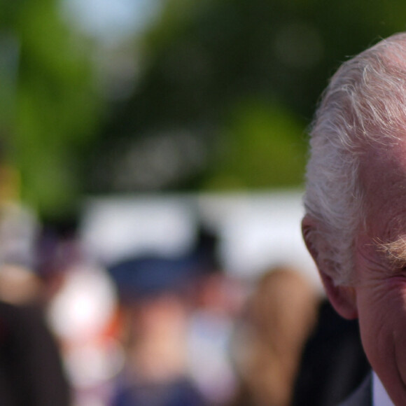 Le roi Charles III d'Angleterre et Camilla Parker Bowles, reine consort d'Angleterre, reçoivent des invités lors d'une Garden Party à Buckingham Palace à Londres, le 8 mai 2024. 