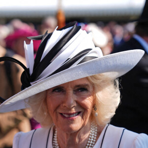 Le roi Charles III d'Angleterre et Camilla Parker Bowles, reine consort d'Angleterre, reçoivent des invités lors d'une Garden Party à Buckingham Palace à Londres, le 8 mai 2024. 