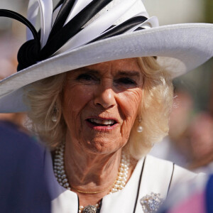 Le roi Charles III d'Angleterre et Camilla Parker Bowles, reine consort d'Angleterre, reçoivent des invités lors d'une Garden Party à Buckingham Palace à Londres, le 8 mai 2024. 