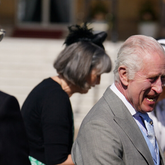Charles III a échangé avec de nombreux sujets
Le roi Charles III d'Angleterre et Camilla Parker Bowles, reine consort d'Angleterre, reçoivent des invités lors d'une Garden Party à Buckingham Palace à Londres, le 8 mai 2024.