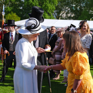 Le roi Charles III d'Angleterre et Camilla Parker Bowles, reine consort d'Angleterre, reçoivent des invités lors d'une Garden Party à Buckingham Palace à Londres, le 8 mai 2024. 