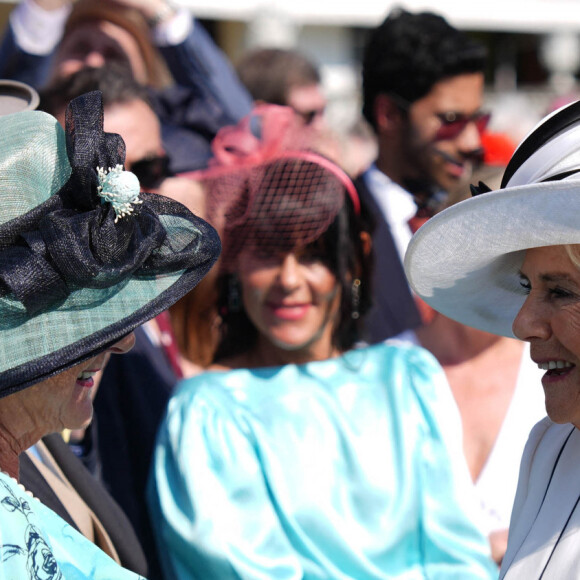 Le roi Charles III d'Angleterre et Camilla Parker Bowles, reine consort d'Angleterre, reçoivent des invités lors d'une Garden Party à Buckingham Palace à Londres, le 8 mai 2024. 