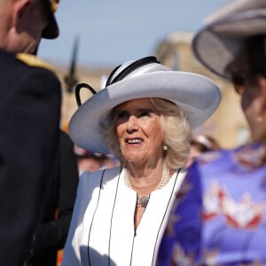 Le roi Charles III d'Angleterre et Camilla Parker Bowles, reine consort d'Angleterre, reçoivent des invités lors d'une Garden Party à Buckingham Palace à Londres, le 8 mai 2024. 