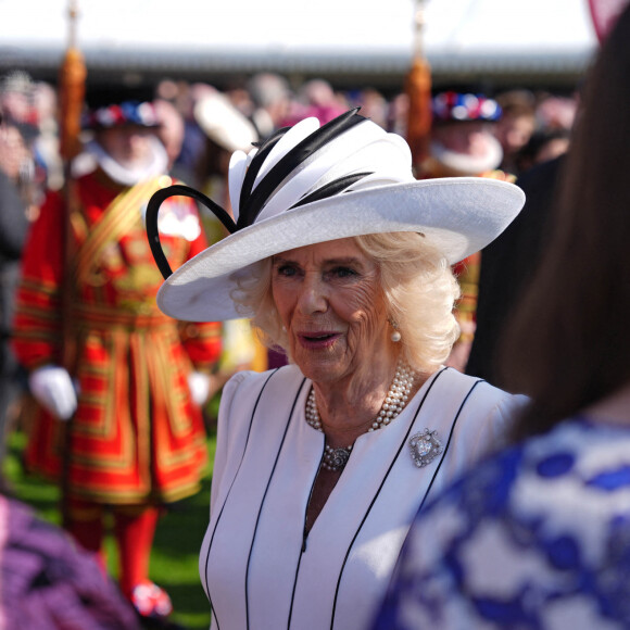 Le roi Charles III d'Angleterre et Camilla Parker Bowles, reine consort d'Angleterre, reçoivent des invités lors d'une Garden Party à Buckingham Palace à Londres, le 8 mai 2024. 