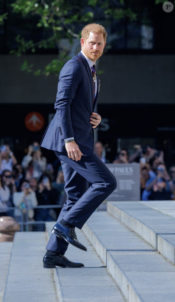 Le prince Harry, duc de Sussex arrive à la célébration du 10ème anniversaire des Invictus Games, en la cathédrale Saint-Paul à Londres, le 8 mai 2024. Venu sans sa femme et ses enfants, il ne rencontrera pas son père qui lutte actuellement contre un cancer. © Jonathan Buckmaster/Mirropix/Bestimage 