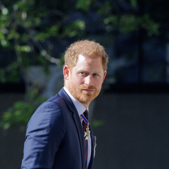 Le prince Harry, duc de Sussex arrive à la célébration du 10ème anniversaire des Invictus Games, en la cathédrale Saint-Paul à Londres, le 8 mai 2024. Venu sans sa femme et ses enfants, il ne rencontrera pas son père qui lutte actuellement contre un cancer. © Jonathan Buckmaster/Mirropix/Bestimage 