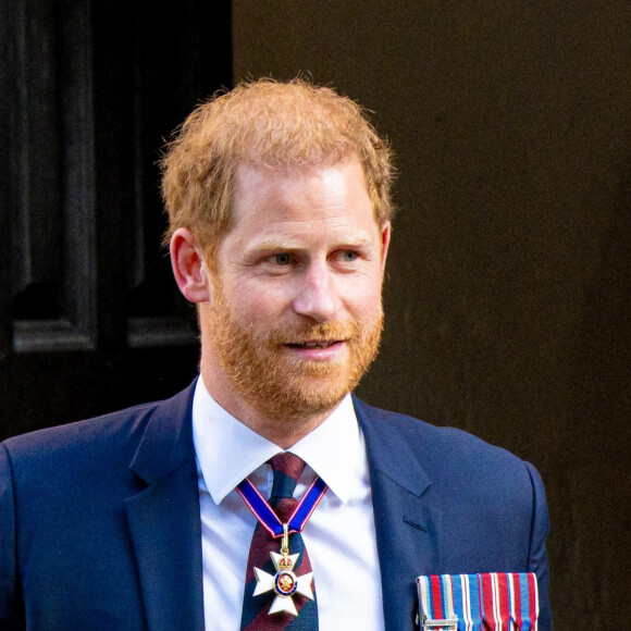Pendant ce temps, Harry se trouvait à seulement 5 kilomètres de là !
Le prince Harry, duc de Sussex arrive à la célébration du 10ème anniversaire des Invictus Games, en la cathédrale Saint-Paul à Londres, le 8 mai 2024. Venu sans sa femme et ses enfants, il ne rencontrera pas son père qui lutte actuellement contre un cancer. © MISC/Backgrid USA/Bestimage 