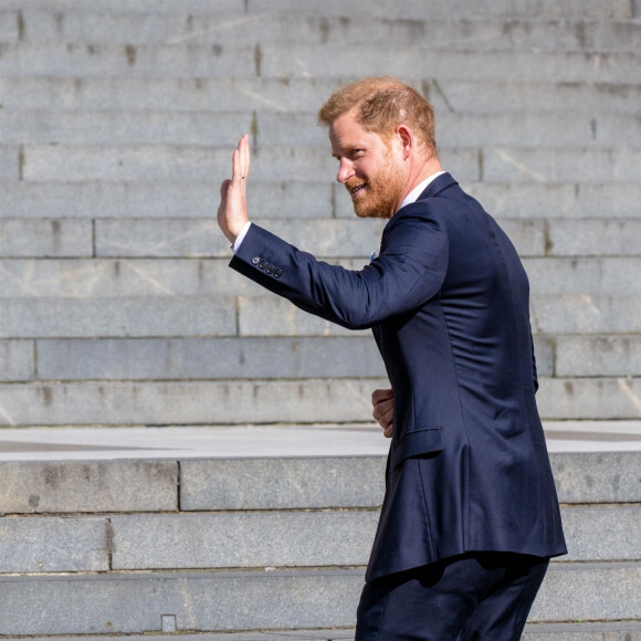 Le prince Harry, duc de Sussex arrive à la célébration du 10ème anniversaire des Invictus Games, en la cathédrale Saint-Paul à Londres, le 8 mai 2024. Venu sans sa femme et ses enfants, il ne rencontrera pas son père qui lutte actuellement contre un cancer. © MISC/Backgrid USA/Bestimage 