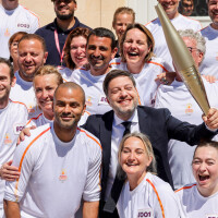 PHOTOS Tony Parker porteur de la flamme olympique à Marseille, sa nouvelle compagne Agathe complètement conquise