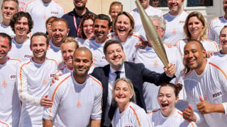 PHOTOS Tony Parker porteur de la flamme olympique à Marseille, sa nouvelle compagne Agathe complètement conquise