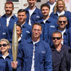 Frédérick Bousquet avec la flamme lors de la première étape du relais de la flamme olympique à Marseille, France, le 9 mai 2024. Les porteurs de la torche doivent transporter la flamme olympique dans les rues de la cité phocéenne de Marseille, un jour après son arrivée sur le majestueux navire à trois mâts "Belem" pour la cérémonie d'accueil. Le relais de la torche olympique parcourra 12 000 kilomètres (7500 milles) à travers la France. © Dominique Jacovides/Bestimage 