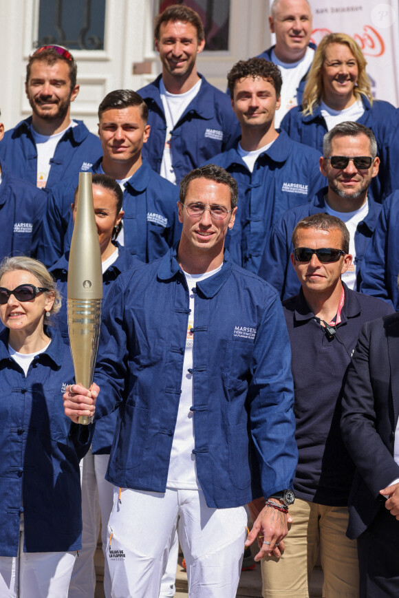 Frédérick Bousquet avec la flamme lors de la première étape du relais de la flamme olympique à Marseille, France, le 9 mai 2024. Les porteurs de la torche doivent transporter la flamme olympique dans les rues de la cité phocéenne de Marseille, un jour après son arrivée sur le majestueux navire à trois mâts "Belem" pour la cérémonie d'accueil. Le relais de la torche olympique parcourra 12 000 kilomètres (7500 milles) à travers la France. © Dominique Jacovides/Bestimage 