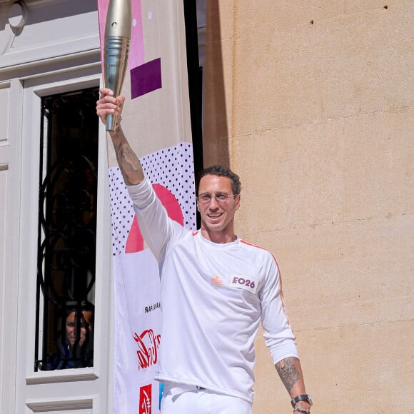 Ou encore Frédérick Bousquet, l'ancien compagnon de Laure Manaudou
Frédérick Bousquet avec la flamme lors de la première étape du relais de la flamme olympique à Marseille, France, le 9 mai 2024.  © Dominique Jacovides/Bestimage 