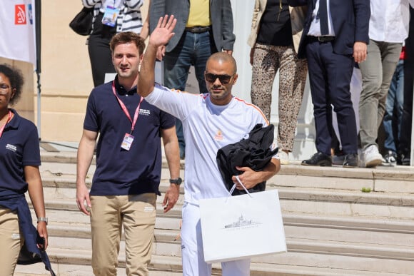 Tony Parker lors de la première étape du relais de la flamme olympique à Marseille, France, le 9 mai 2024. © Dominique Jacovides/Bestimage 