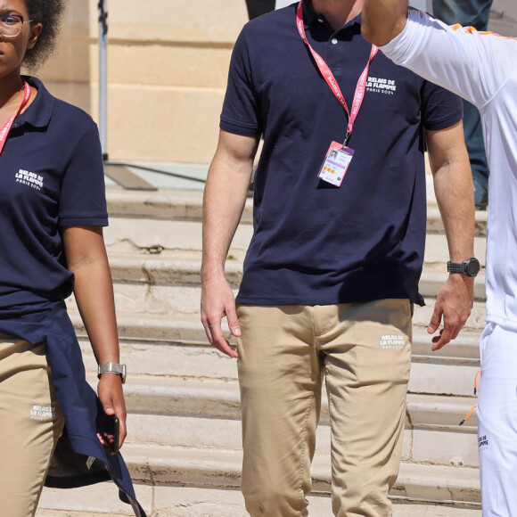 Tony Parker lors de la première étape du relais de la flamme olympique à Marseille, France, le 9 mai 2024. © Dominique Jacovides/Bestimage 