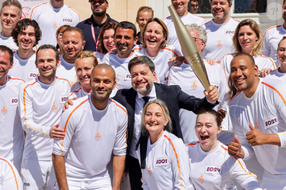 Tony Parker avec Benoît Payan (maire de Marseille) lors de la première étape du relais de la flamme olympique à Marseille, France, le 9 mai 2024. © Dominique Jacovides/Bestimage 